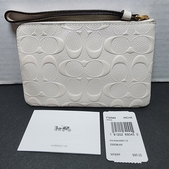 ✨️NWT✨️Coach Signature Embossed Wristlet - Picture 2 of 5
